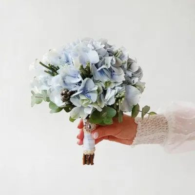 Свадебный голубой букет невесты из гортензии и капса, Цветы и подарки в  Москве, купить по цене 3165 руб, Свадебные в Талисман Флора с доставкой |  Flowwow