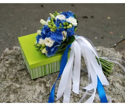 Букет цветов из синей гортензии , эустомы и фрезии, оформлен лентами! с  доставкой в Екатеринбурге