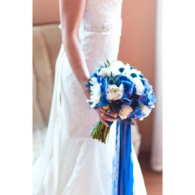 Букет невесты с синей гортензией