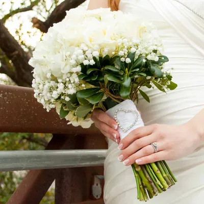 Букет невесты из белой гортензии, роз и гипсофилы купить в Москве с  доставкой недорого