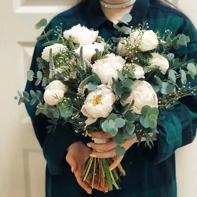 Букет невесты из 10 пионов и вероники | Бесплатная доставка цветов по Москве