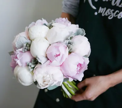Букет невесты с розовыми и белыми пионами купить, заказать с доставкой в  Москве, цены