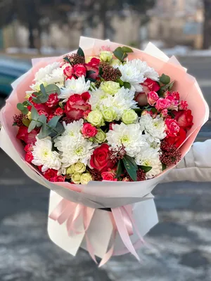 Букет MiX из хризантемы, спрей розы, одноголовой розы с зеленью - Fiesta  Flowers