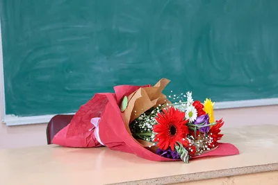 Цветы учителю — как выбрать букет для учителя?