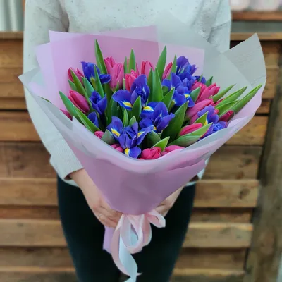 Купить Букет из розовых тюльпанов и голубых ирисов | VIAFLOR
