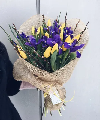 Букет из синих ирисов и желтых тюльпанов - купить с доставкой от ElitBuket