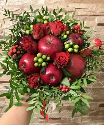 Букет из фруктов, красный букет, букет из яблок и роз | Fruit basket gift,  Fruit bouquet ideas, Edible bouquets