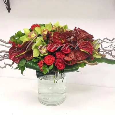 Букет с антуриумом, плодами ежевики и калины, розами, орхидеями и карилусами