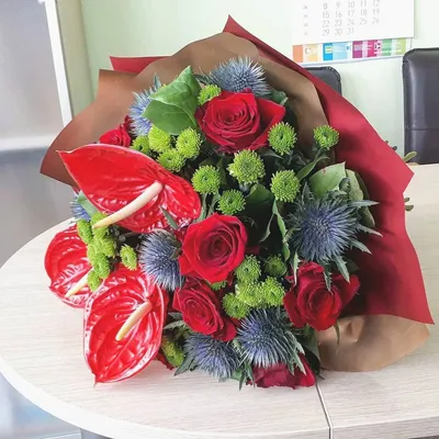 Букеты с розами и антуриумом, а также букеты с розами и каллами 💐 В народе  антуриум называют «цветок фламинго» и «огнен… | Table decorations, Decor,  Gift wrapping
