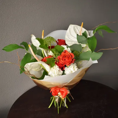 Букет с антуриумом и розами - Магазин Марифлора