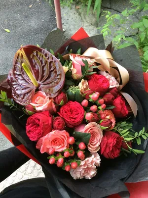 Розы red piano, винный антуриум, ягоды хипперикума. Красный букет в чёрной  бумаге | Arreglos florales, Arreglos, Floral