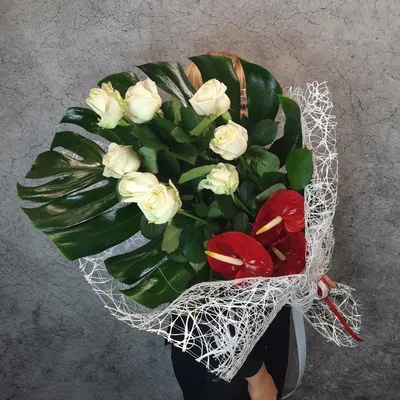 Букет с антуриумом и розами – купить с бесплатной доставкой в Москве