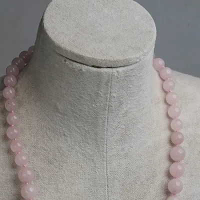 Бусы из розового кварца – купить недорого изделие из натуральных камней в  интернет-магазине Космея