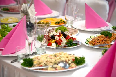 Закуски и бутерброды на праздничной таблицы Стоковое Изображение -  изображение насчитывающей обед, дом: 195071355