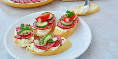 Бутерброды с колбасой, овощами и сыром: быстрый рецепт - Лайфхакер