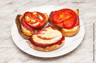 Горячие бутерброды с колбасой, помидорами и сыром на сковороде - 11  пошаговых фото в рецепте