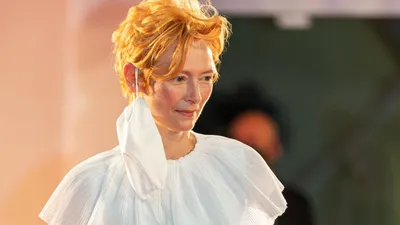 Тильда Суинтон появилась на Венецианском кинофестивале в цветах флага  Украины