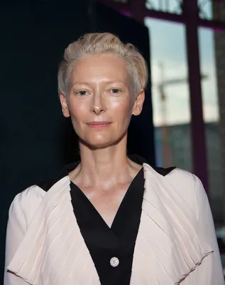 Неземная красота: 59-летняя Тильда Суинтон стала лицом глянца Vogue UA -  Plitkar