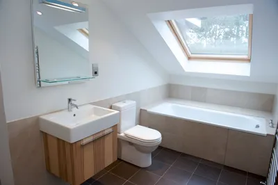 Ванная комната со скошенным потолком - 73 фото