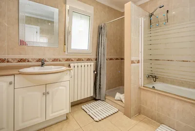 Ванная комната дома с ванной и душевым поддоном - Dénia.com