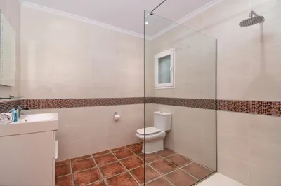 Ванная комната оборудована большим поддоном для душа - Jávea.com | Xàbia.com
