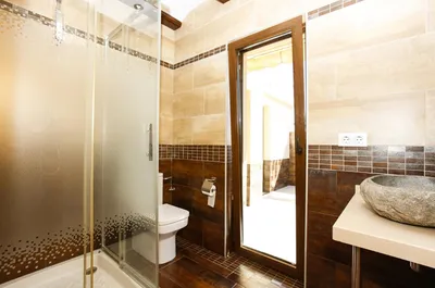 Ванная комната с душевым поддоном и вертикальным окном - Dénia.com