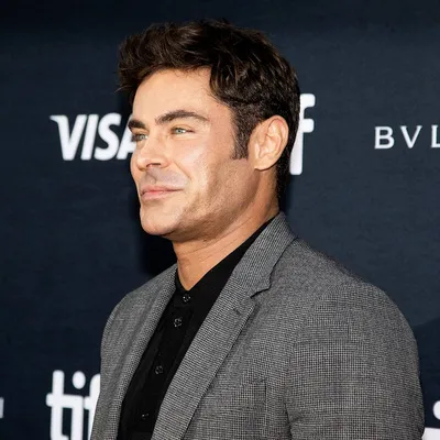 Обои взгляд, фото, окно, костюм, мужчина, красивый, Зак Эфрон, Zac Efron  картинки на рабочий стол, раздел мужчины - скачать