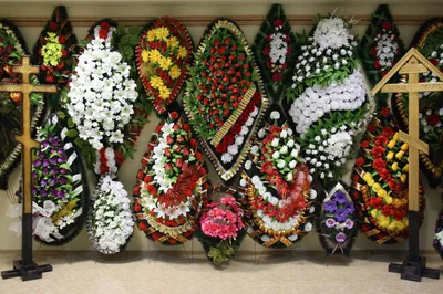 Ритуальные венки на похороны: виды, как выбрать, традиции