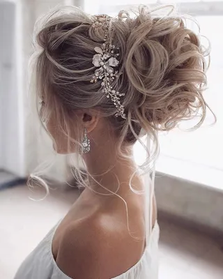 Свадебная прическа с украшением. #невеста #свадьба #вечерниепрически  #украшениевприческу | Hair styles, Chic hairstyles, Wedding hairstyles