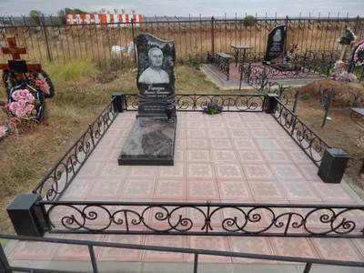 Укладка тротуарной плитки и установка оградок на кладбище | Камень памяти