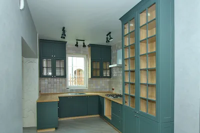 Кухня в английском стиле Темно-зеленая кухня на заказ Кухни Калининград