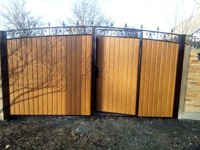 Кованые ворота с калиткой обшитые металлическим листом — купить в Москве с  установкой, цена от 114450 руб.