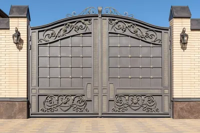 Откатные ворота с калиткой внутри, их виды и варианты материалов