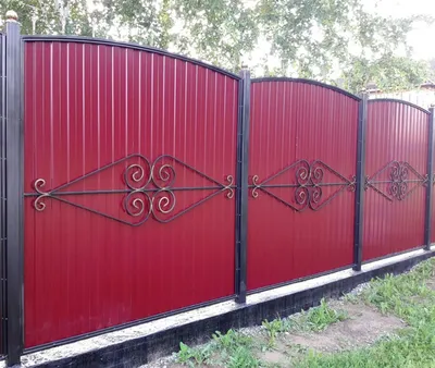 Секционный забор из профлиста с ковкой RAL 3032 купить по цене 159500 руб в  Москве от производителя