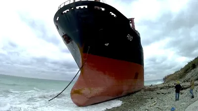 Шторм выбросил огромный корабль на берег. Кабардинка январь 2019. - YouTube