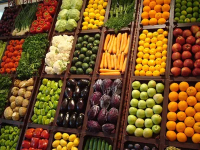 Выкладка овощей и фруктов в магазине фото