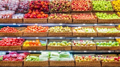 Выкладка овощей и фруктов в магазине фото