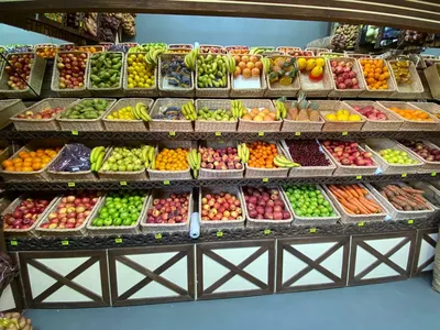 Почему используют плетеные корзины и лотки для выкладки фруктов и овощей в  розничных и сетевых магазинах | Лавка Корзин Lozaramazanov® | Дзен
