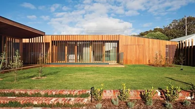 HiTech-House :: Проект одноэтажного дома Г-образной формы с деревянным  фасадом: Проект Barwon
