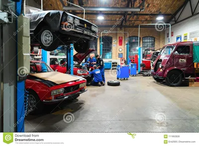 Ретро гараж и ремонтная мастерская автомобиля в Берлине Редакционное  Стоковое Фото - изображение насчитывающей ð¼ðµñ‚ð°ð»ð», ðµñ‚ð°ð»ñœ:  111852828