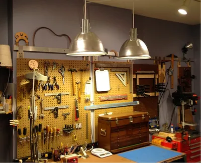 Как осветить гараж и мастерскую?