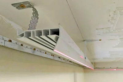 Карниз для штор ПК-5, интегрированный в натяжной потолок.