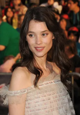 Фото Темноволосая актриса Astrid Berges Frisbey / Астрид Берже-Фрисби на  размытом фоне, by conluoi