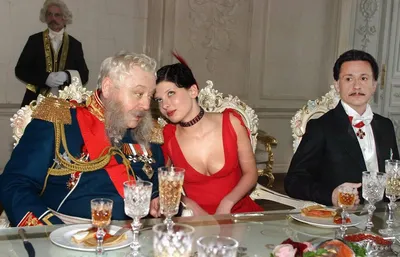 Явившись в ярко-красном платье на званый вечер в дом московского  градоначальника госпожа Литвинова (Эмилия Спивак) вполне ожидаемо… |  Певицы, Платья, Красное платье