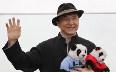 Знаменитый актер Джеки Чан пронес олимпийский огонь по Великой китайской  стене