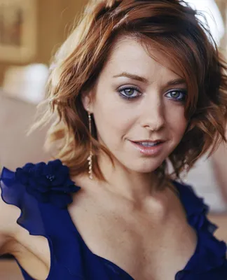 Обои красный, улыбка, актриса, рыжая, элисон хэнниган, alyson hannigan  картинки на рабочий стол, раздел девушки - скачать