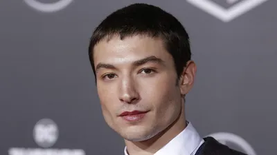 Обои волосы, костюм, галстук, актёр, Эзра Миллер, Ezra Miller картинки на  рабочий стол, раздел мужчины - скачать