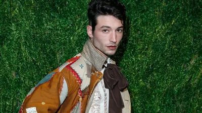 Angie 𝕻𝖍𝖔𝖊𝖓𝖎𝖝 Shanklin ⨂ on Twitter: \"EZRA MILLER living his TRUTH  is a MOOD. https://t.co/a93l1QzoSL\" / Twitter