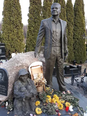 Умер при загадочных обстоятельствах: почему на могиле актера Владислава  Галкина две статуи - KP.RU