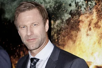 Обои взгляд, стена, черно-белый, дверь, Аарон Экхарт, Aaron Eckhart,  полосатый галстук картинки на рабочий стол, раздел мужчины - скачать